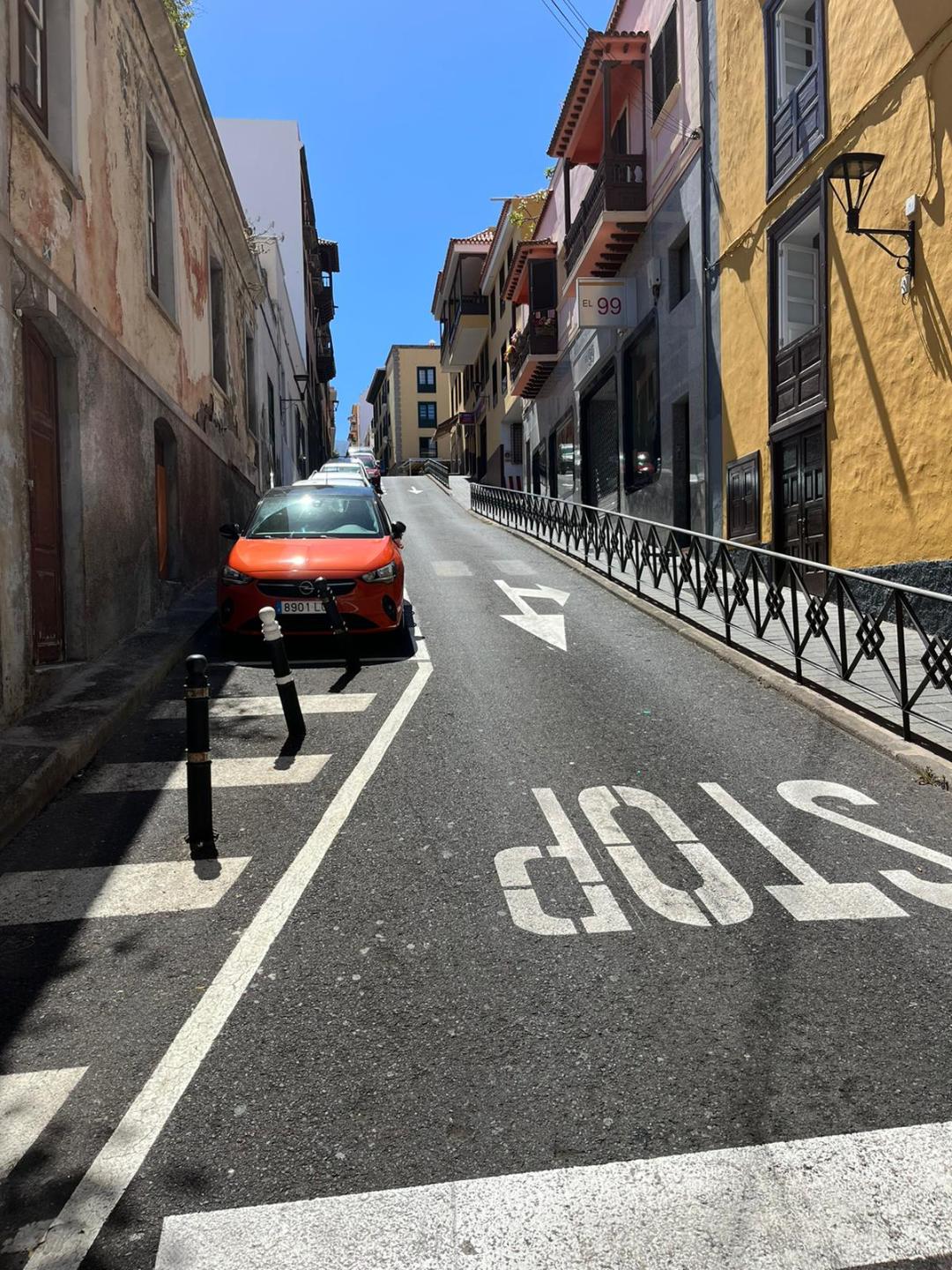 kopcovita ulica v puerto de la cruz bez premavky