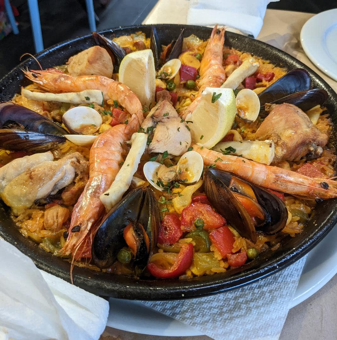 Paella mixta obsahuje rôzne druhy mäsa a morských príšer.