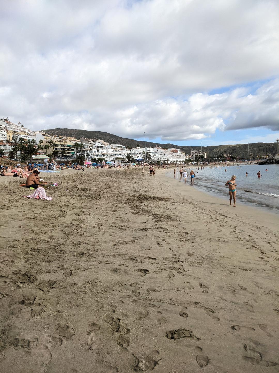 Mestská piesočnatá pláž v Los Cristianos Playa de Las Vistas