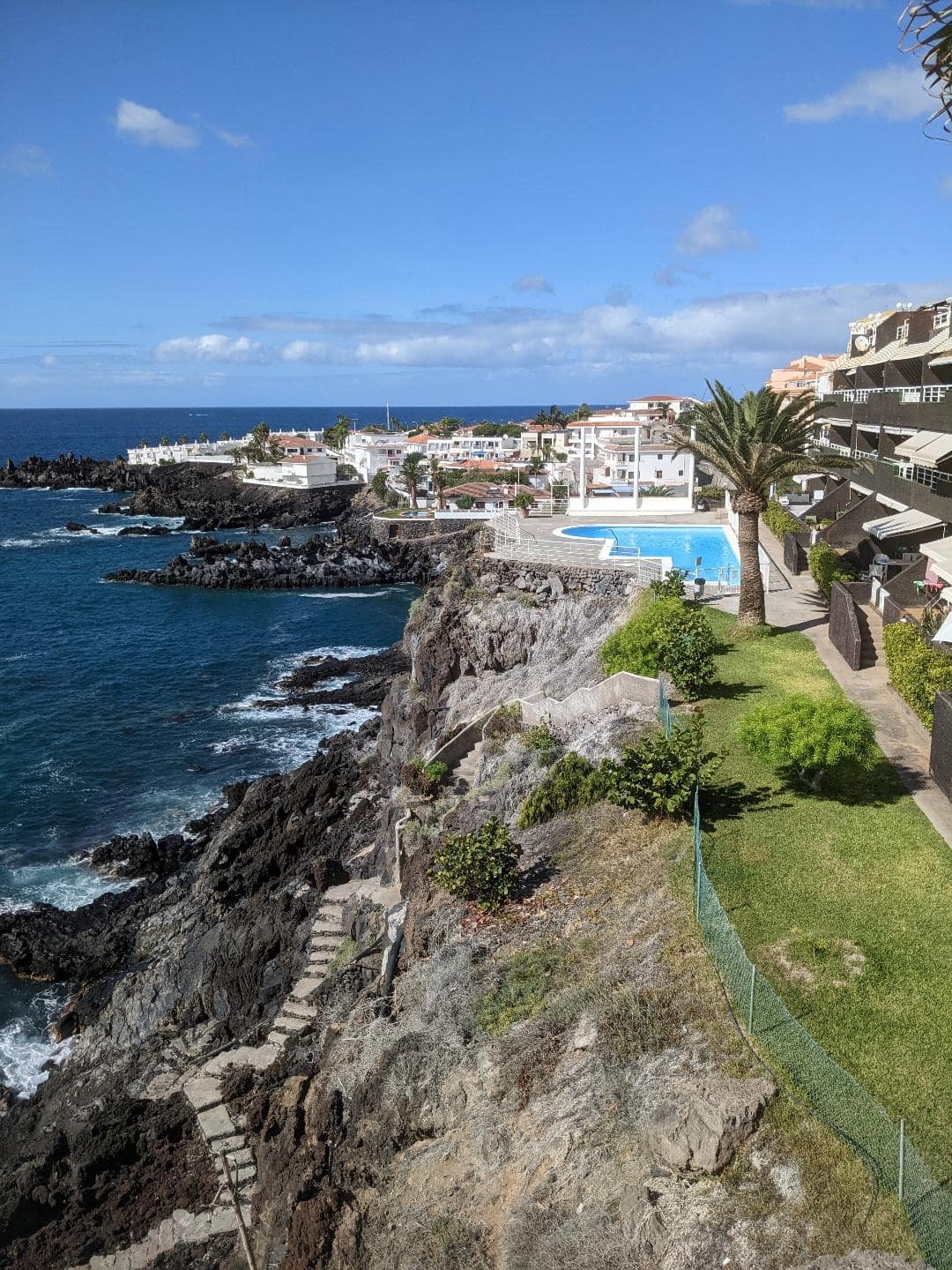 Na západnom pobreží Tenerife sa nachádza turistické mesto Puerto de Santiago.