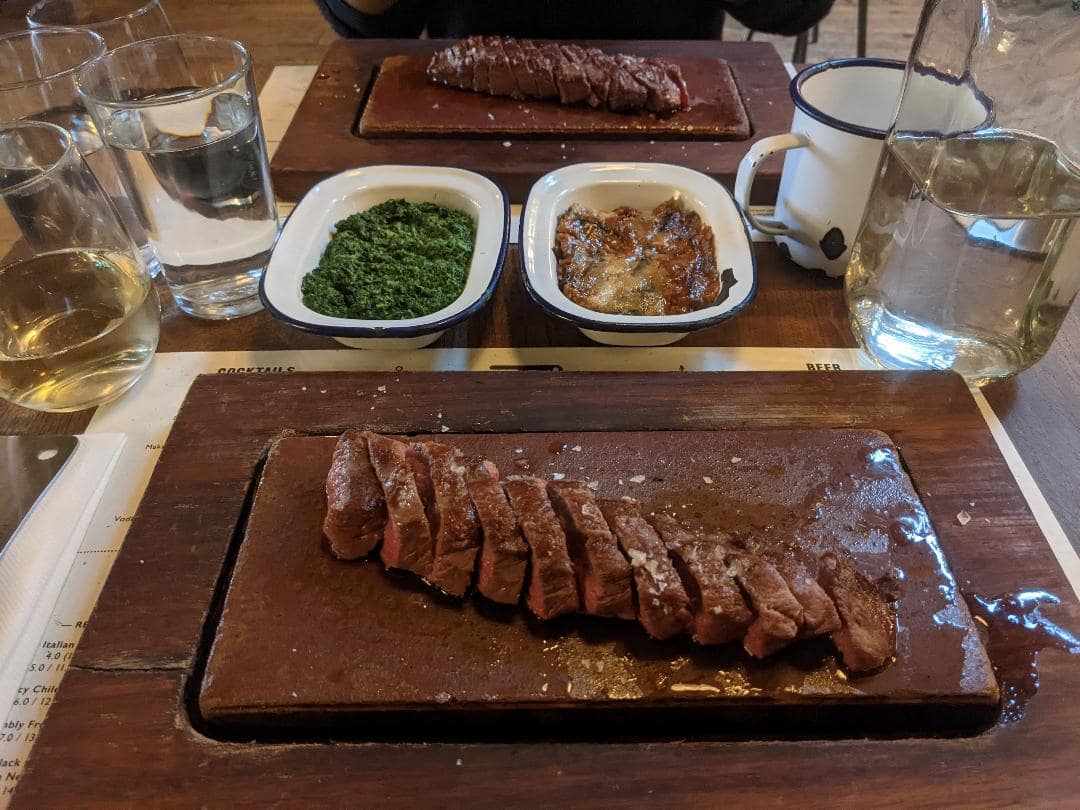 Steak s prílohou v reštaurácii Flat Iron.