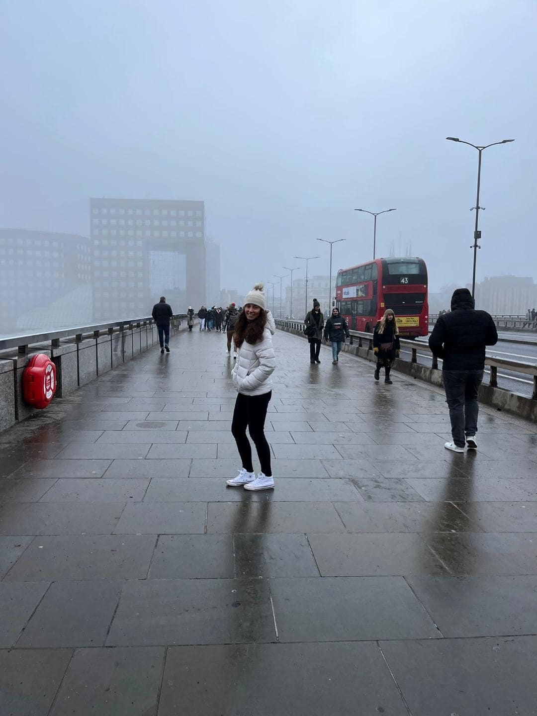 Typická hustá hmla na London Bridge.