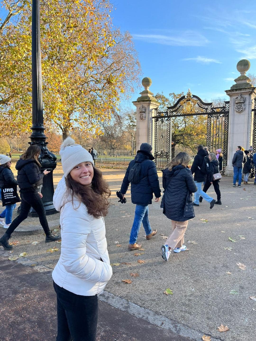 Pešia prehliadka Londýna. Dievča stojí pri Buckingham Palace.