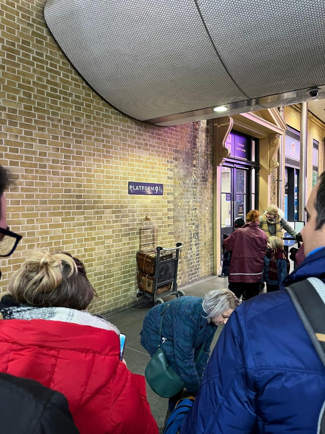 Nástupište 9 ¾ v Londýne. Harryho kufor napoly zmizol v stene.