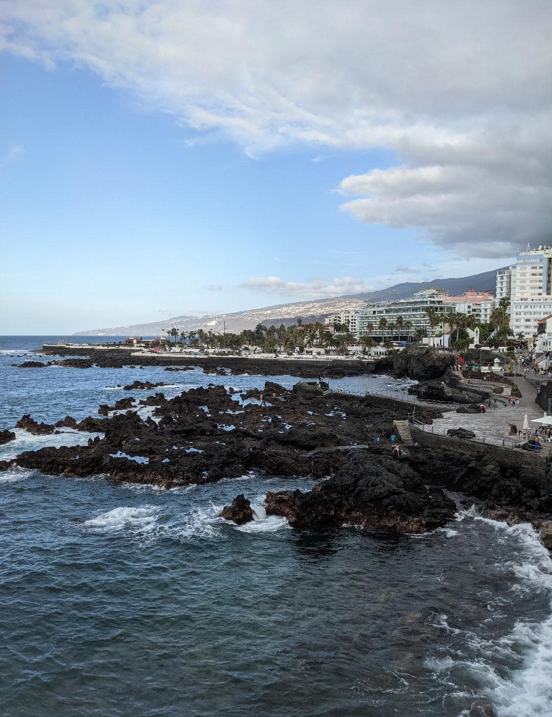 Výhľad na mesto Puerto de la Cruz, ktoré obklopuje Atlantický oceán.