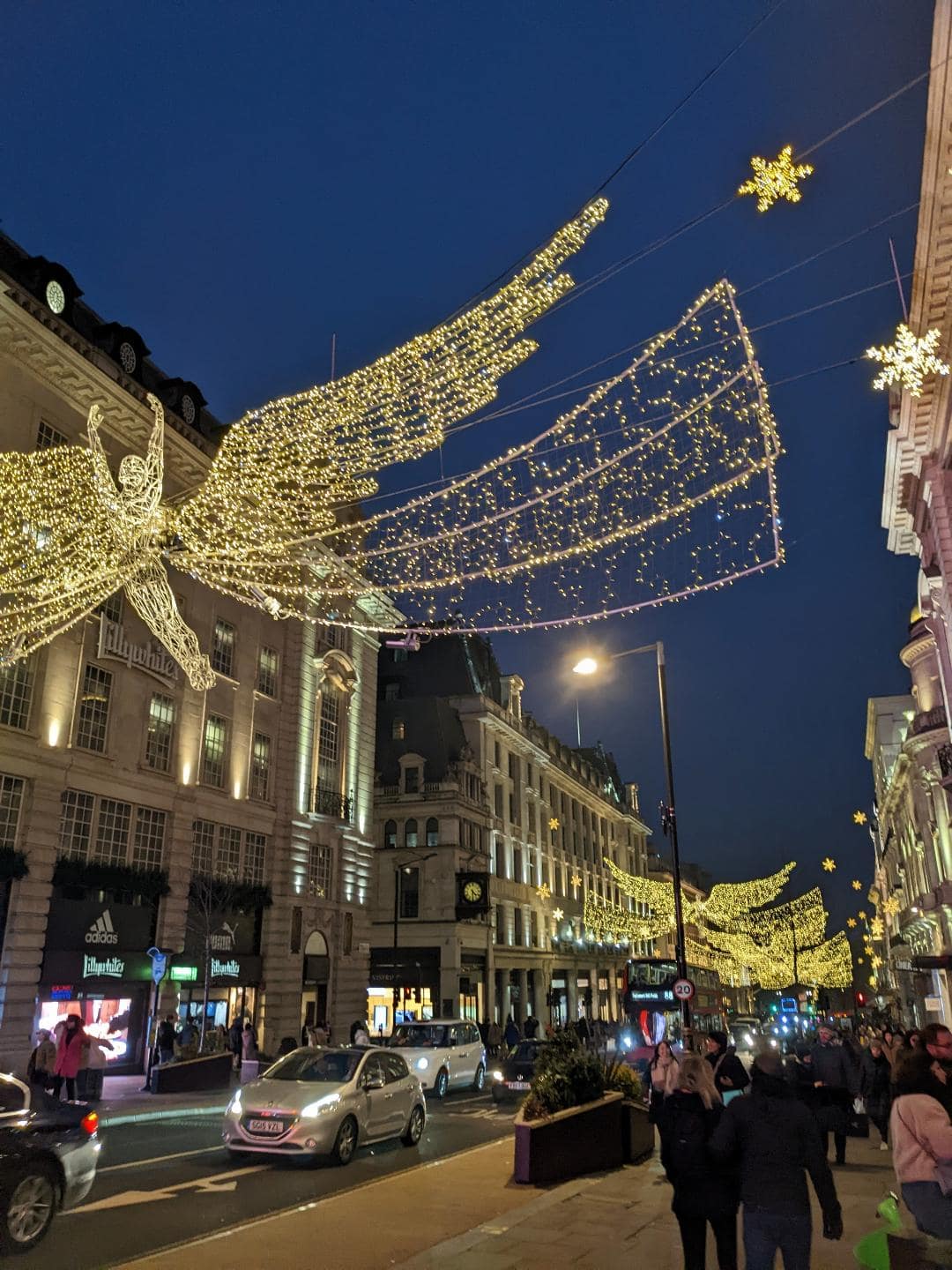 Vianočná výzdoba anjelikov v centre Londýna. 