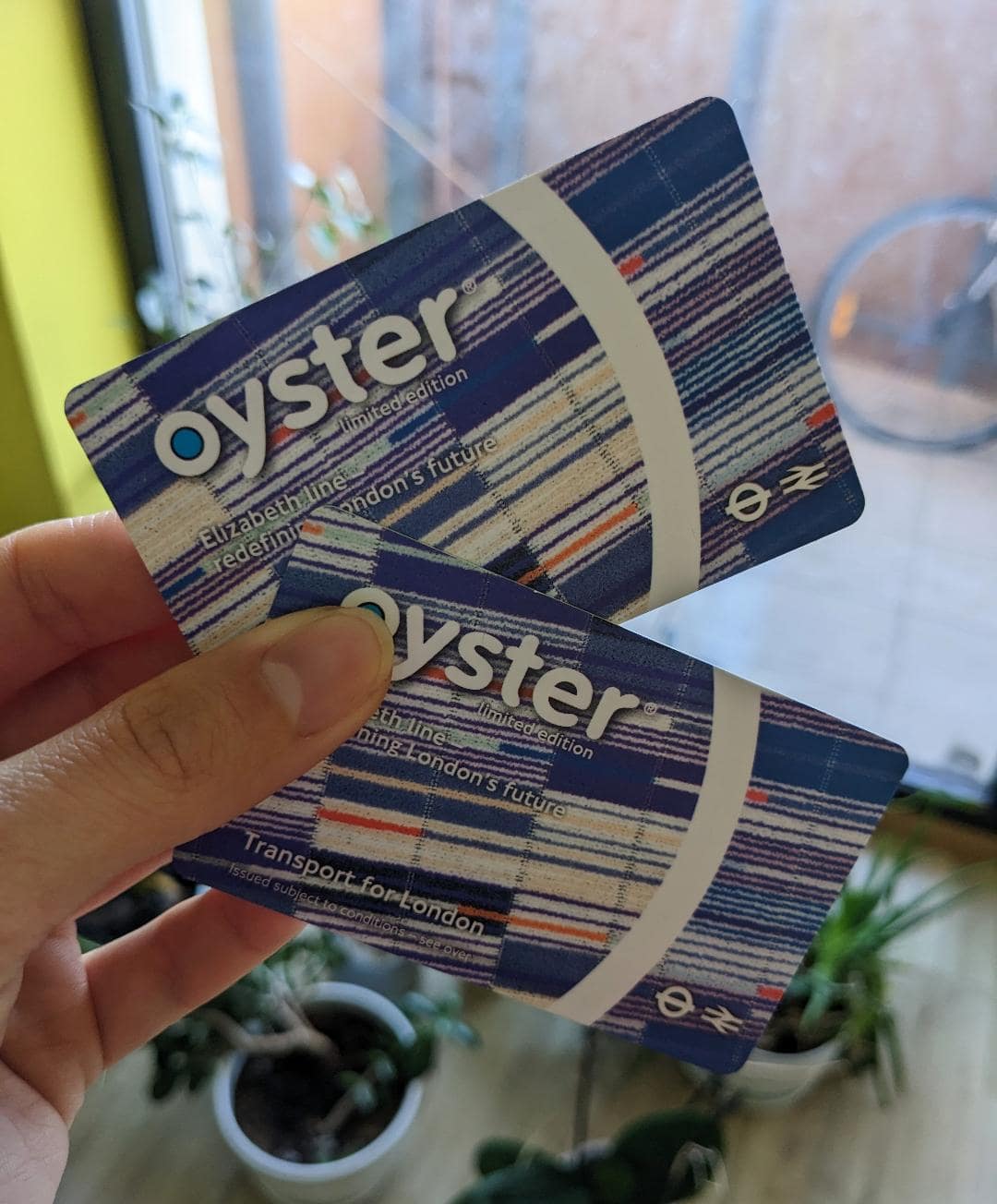 Dve fialové Oyster karty na londýnsku MHD.