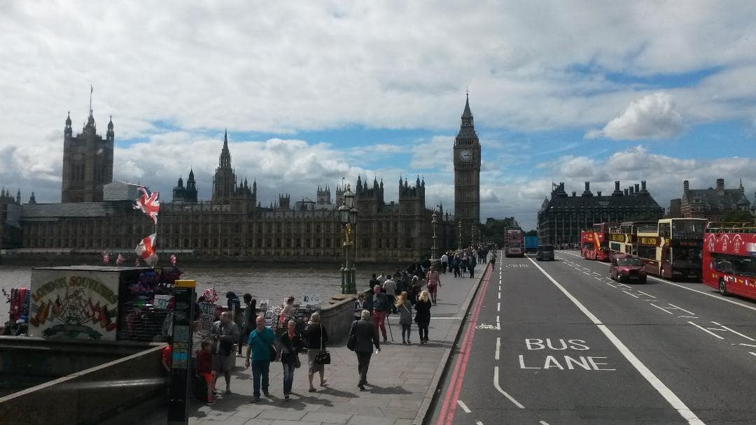 Palace of Westminster a Big Ben na druhej strane rieky Temža.