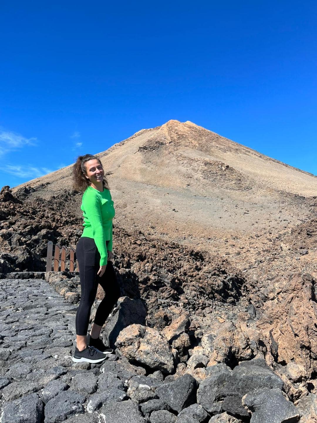 Najvyššia sopka Kanárskych ostrovov Pico del Teide počas jasného dňa.