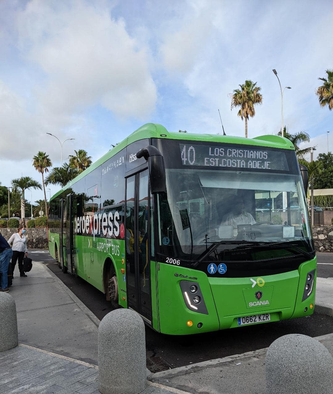 Zelený autobus od spoločnosti TITSA.