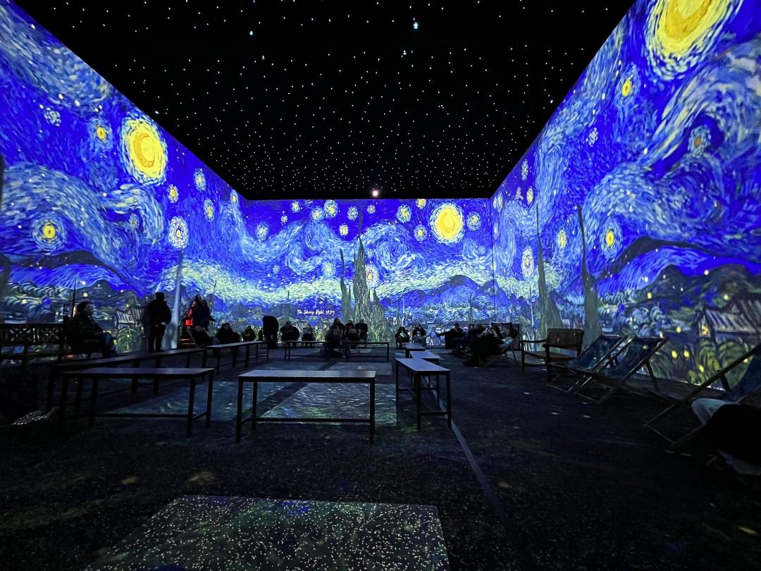 Interaktívna výstava Vincent Van Gogh v Londýne. Miestnosť s jeho obrazom The Starry Night.