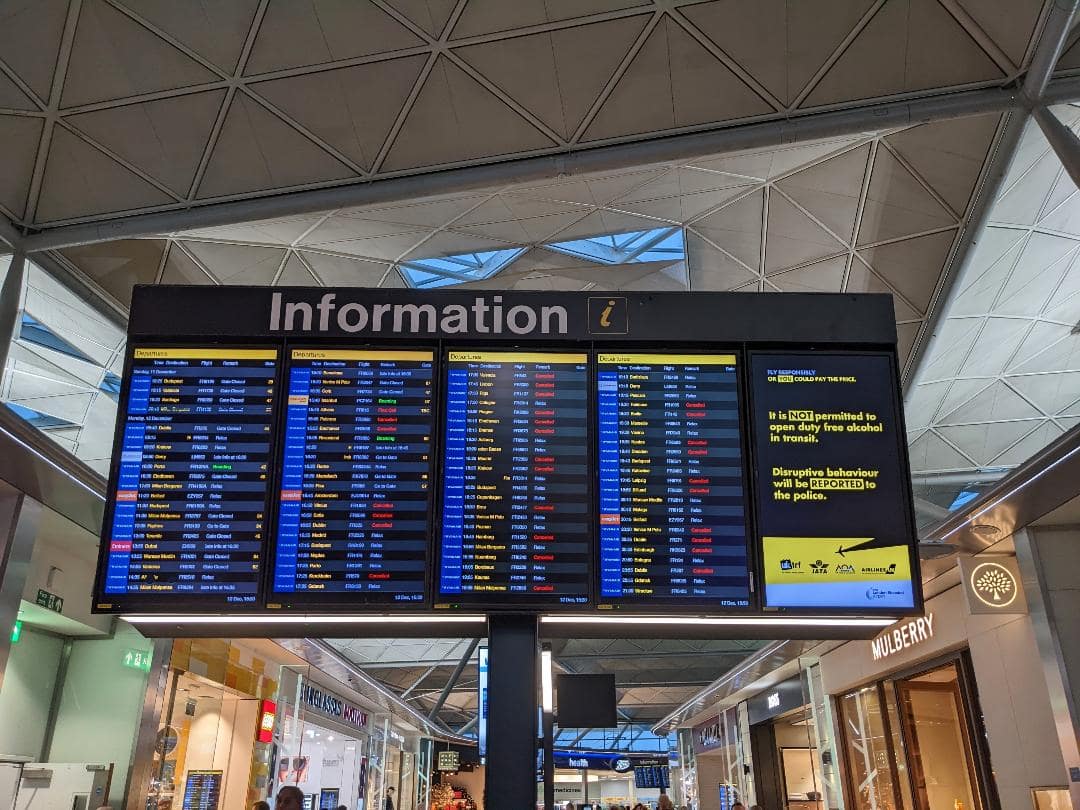 Informačná tabuľa so zrušenými letmi z londýnskeho letiska.