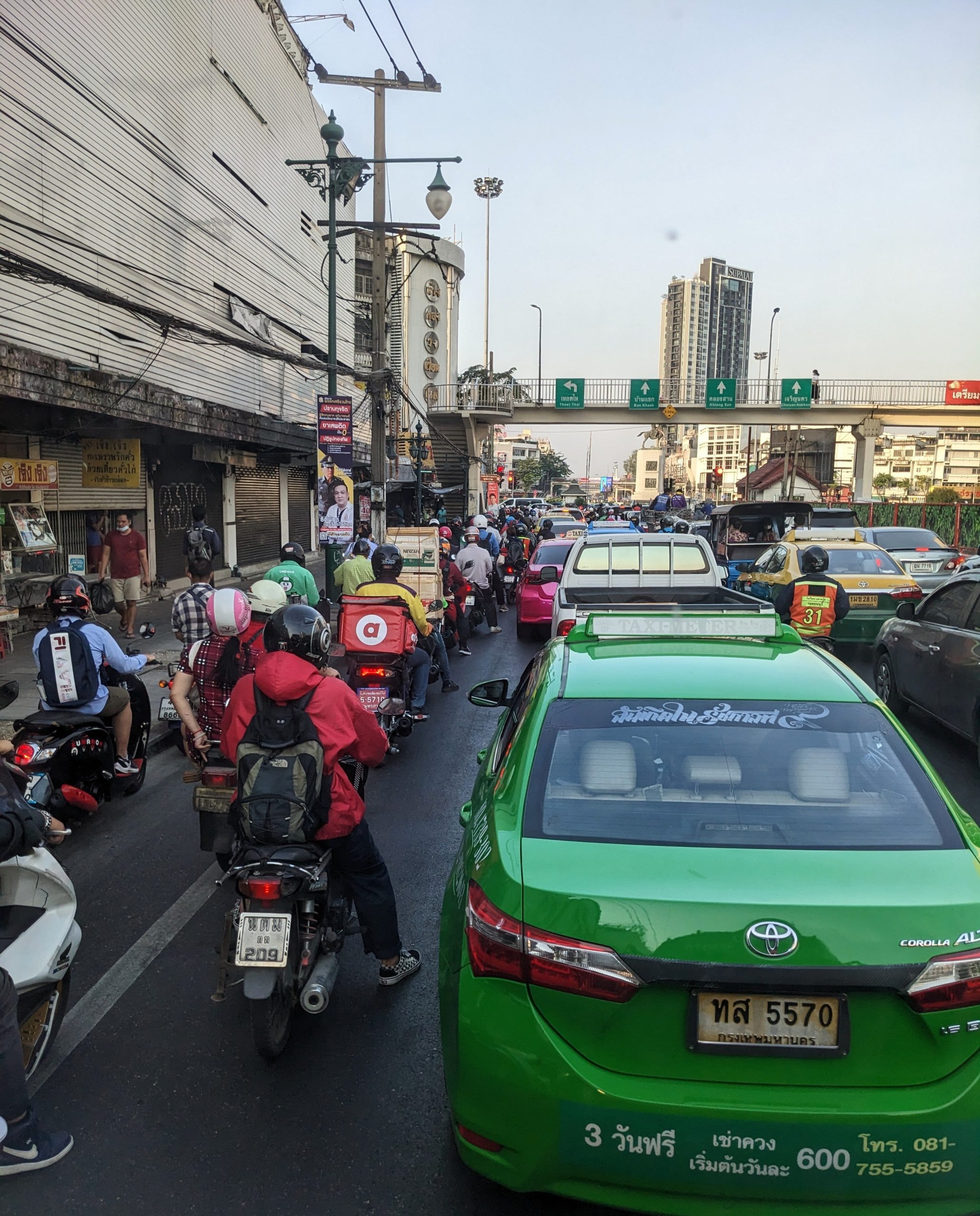 Kolóna áut a motoriek v centre Bangkoku.