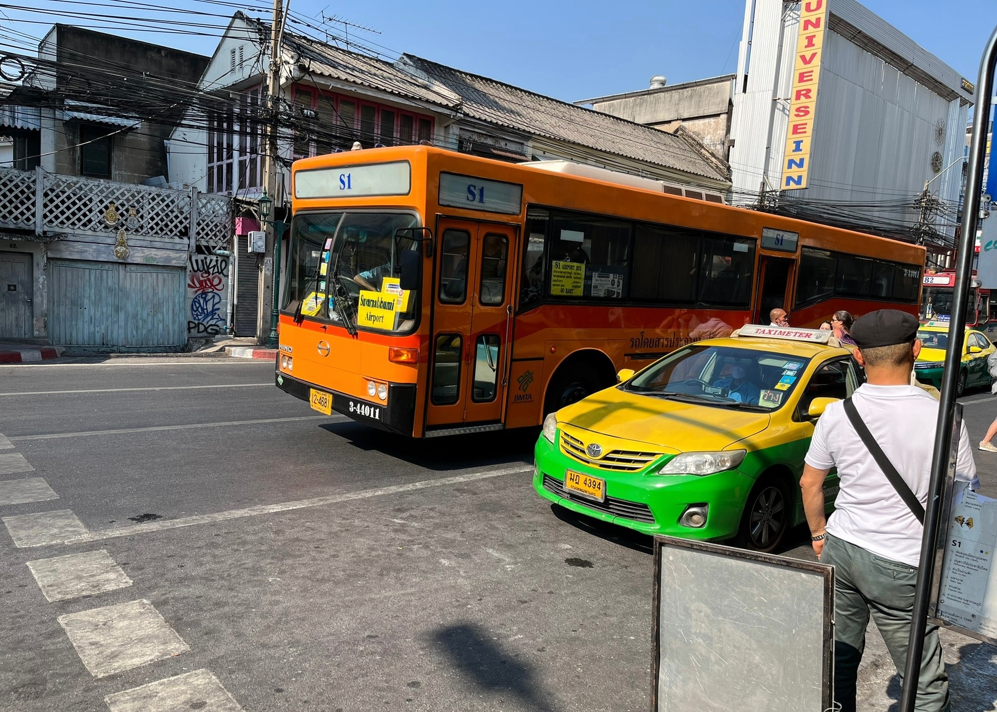 Oranžový autobus, ktorý ide z letiska Suvarnabhumi Airport na Khaosan Road.