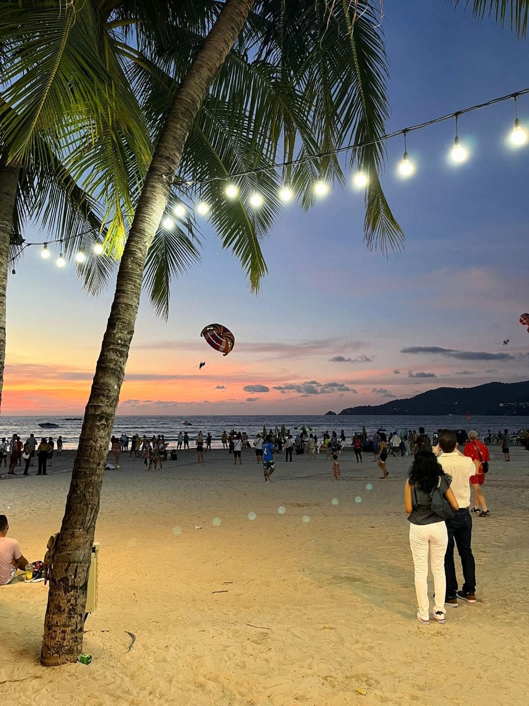 Západ slnka na Patong Beach.