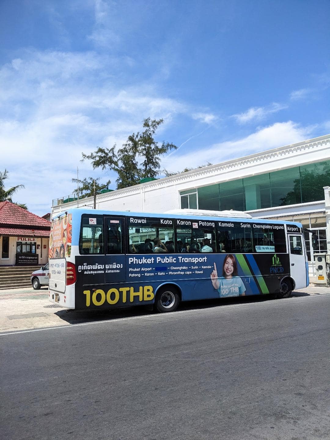Modrý autobus Phuket Smart Bus.