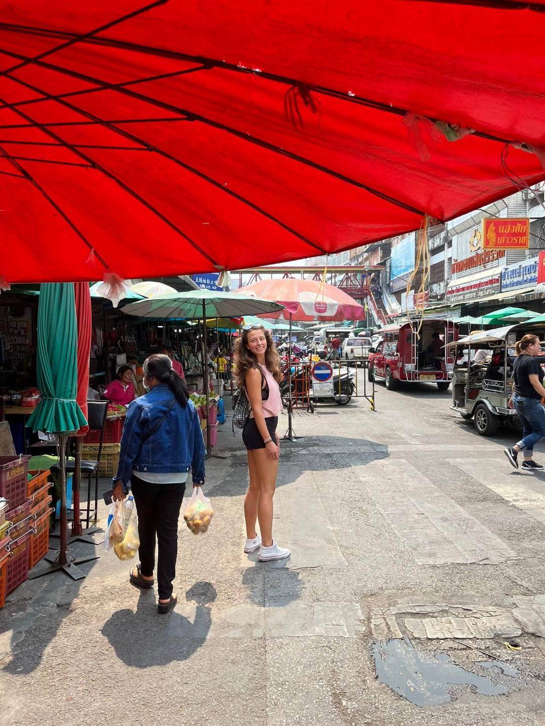 Dievča pri trhu v Chinatown.