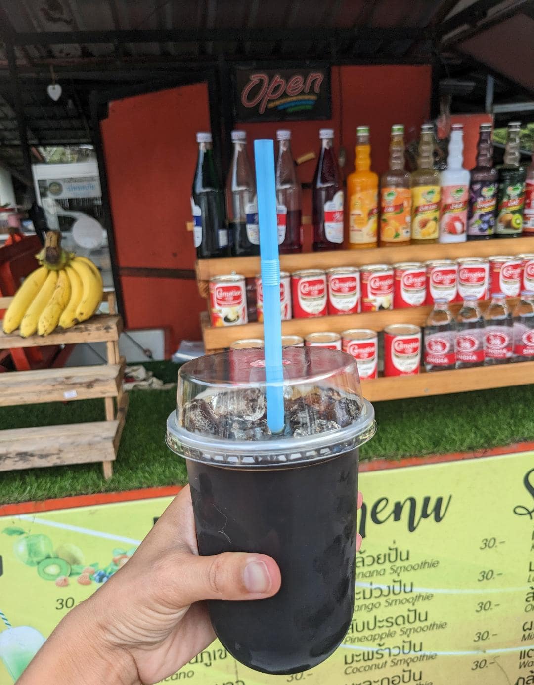 Thajská čierna ľadová káva.