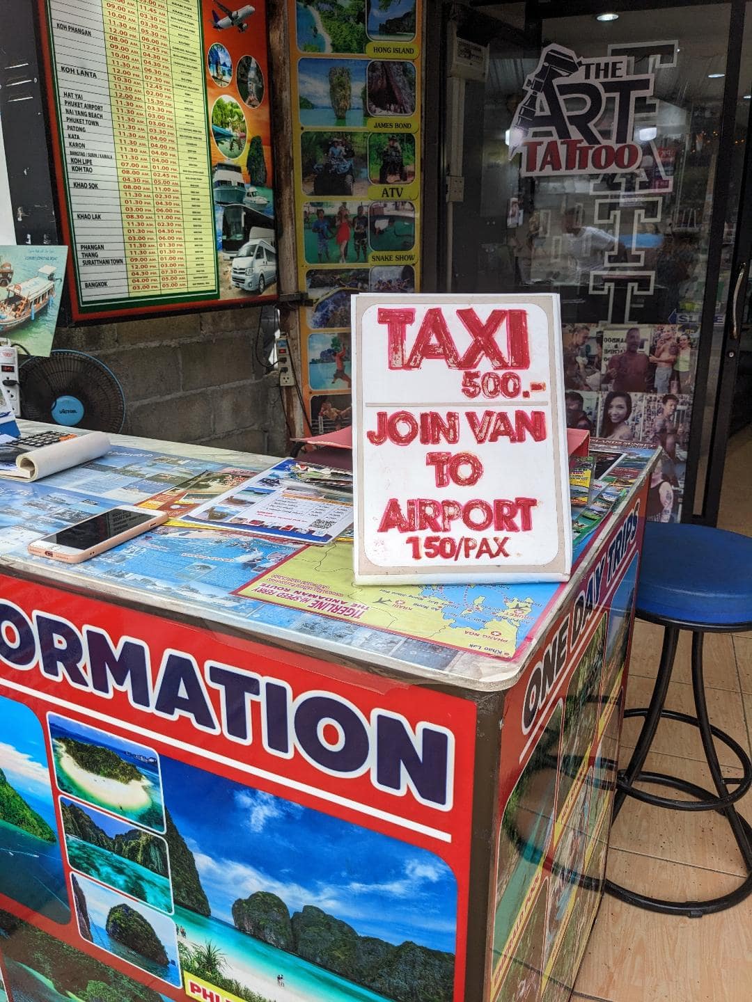 Tabuľa s cenníkom na letiskový transfer na Krabi.