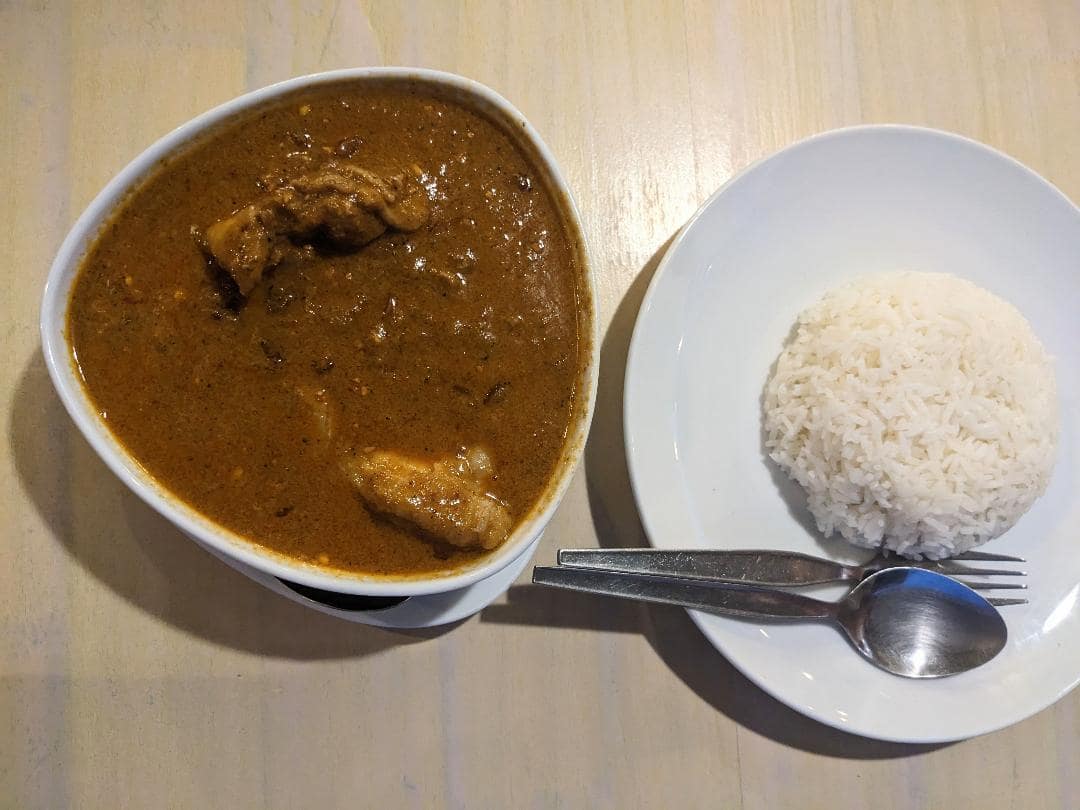 Kuracie mäso s massaman curry a ryžou.