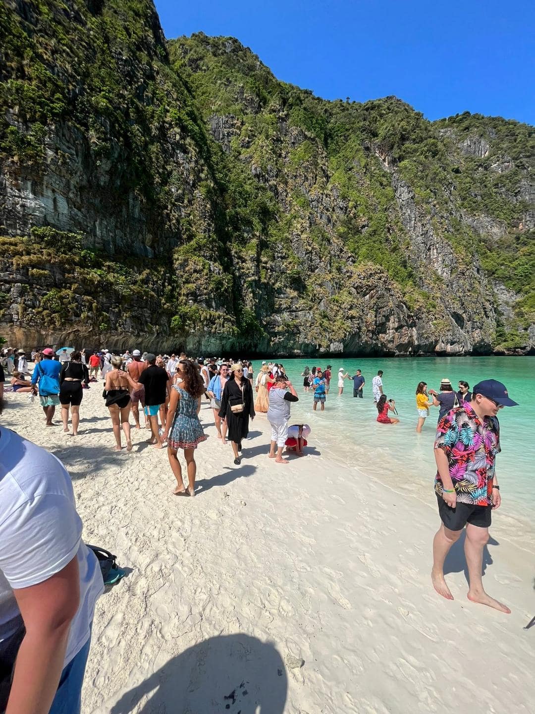 Najznámejšia pláž na ostrove Phi Phi. Je na nej veľa turistov a nesmie sa tu kúpať.