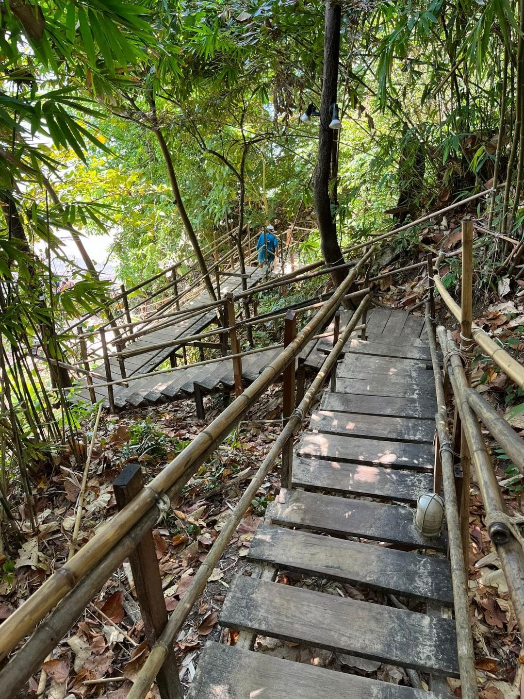 Cestička lesíkom pri Ao Nang Beach vedie po drevenom schodisku.