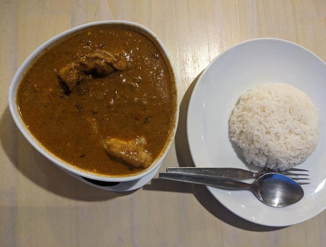 Hnedá pikantná omáčka Panang Curry s ryžou.