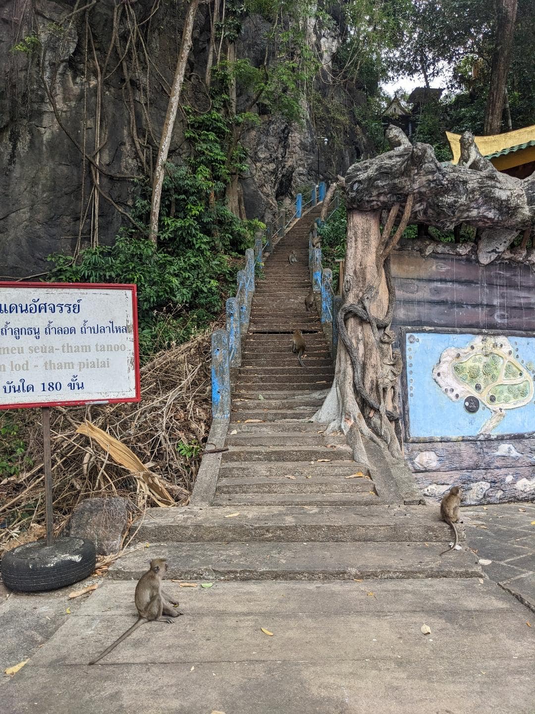 Schody, ktoré vedú do malého lesíka pri Tiger Cave Temple.