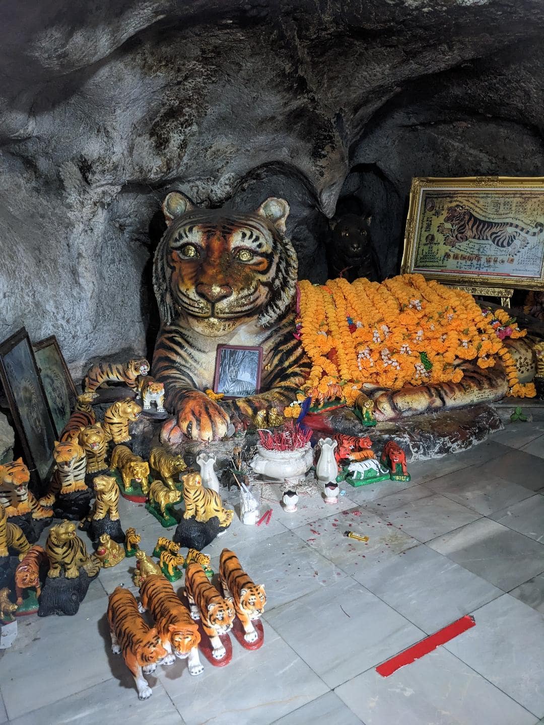 Podobizeň tigra v jaskyni Tiger Cave Temple.