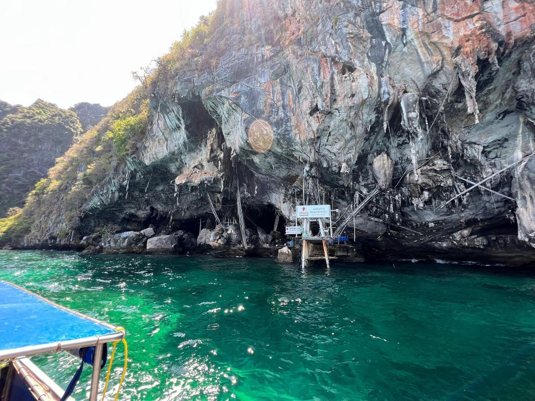 Opustená jaskyňa na ostrove Phi Phi.