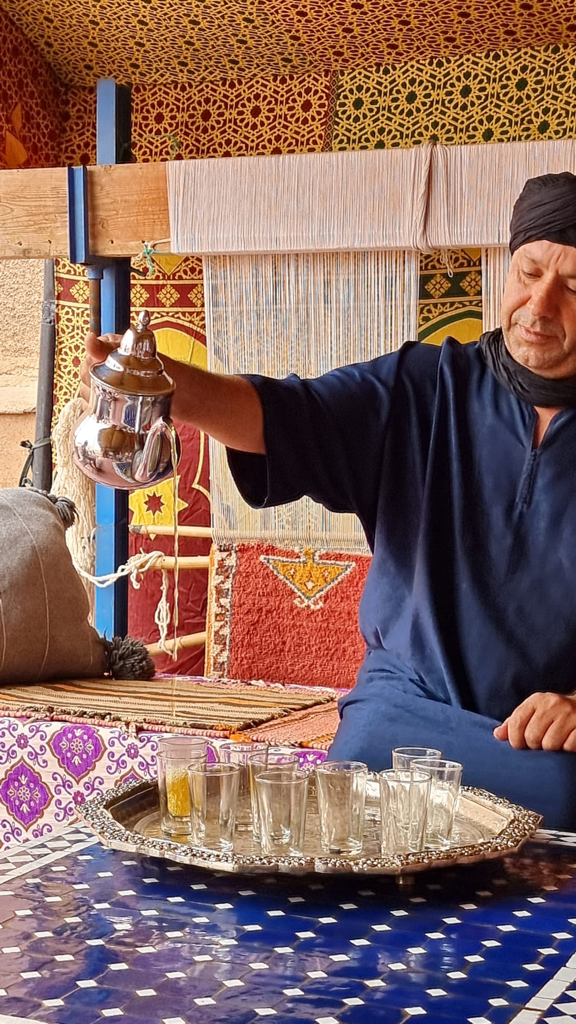 Marocký berber nalieva mätový čaj.