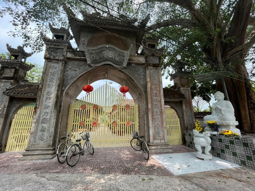 Odstavené bicykle pred chrámom.