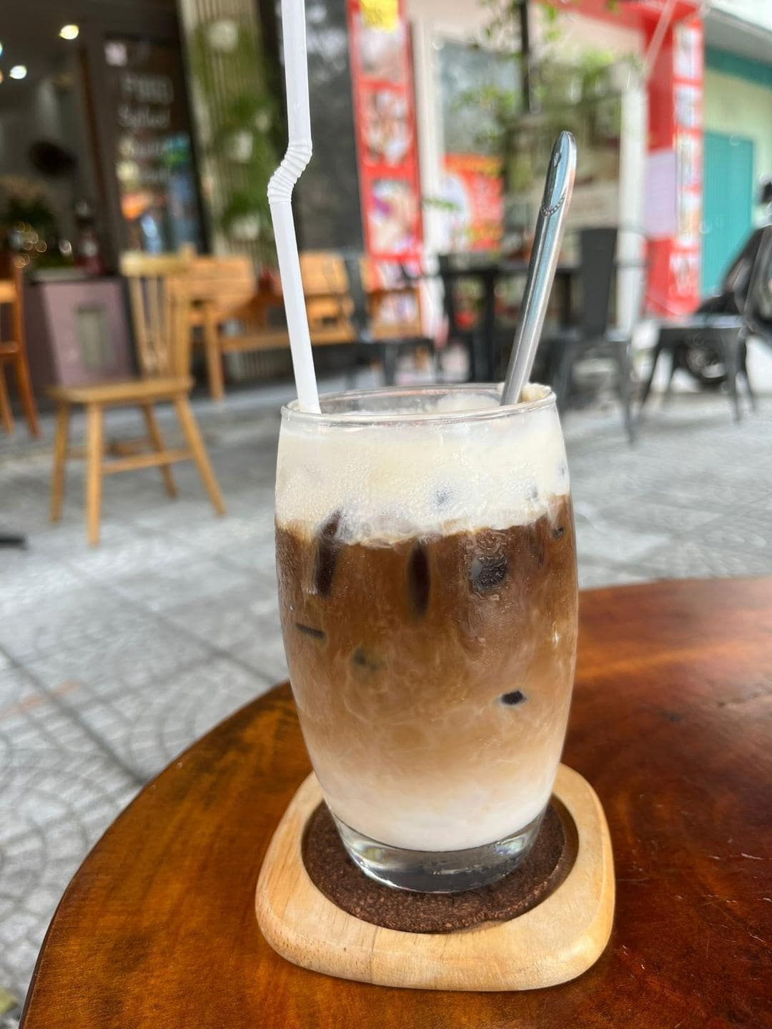 Ľadová káva s kondenzovaným mliekom a slanou penou.