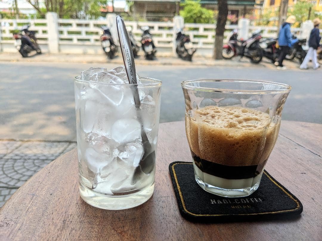 Vietnamská čierna káva s kondenzovaným mliekom.