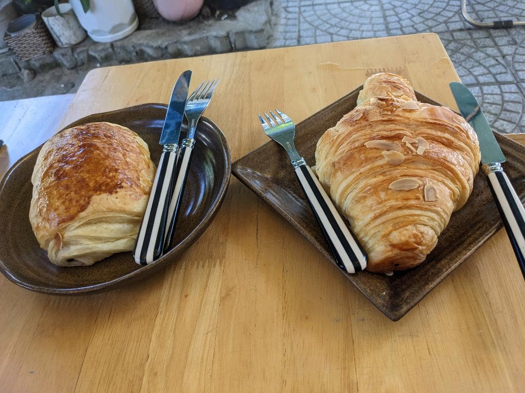 Na stole sú dva croissanty.