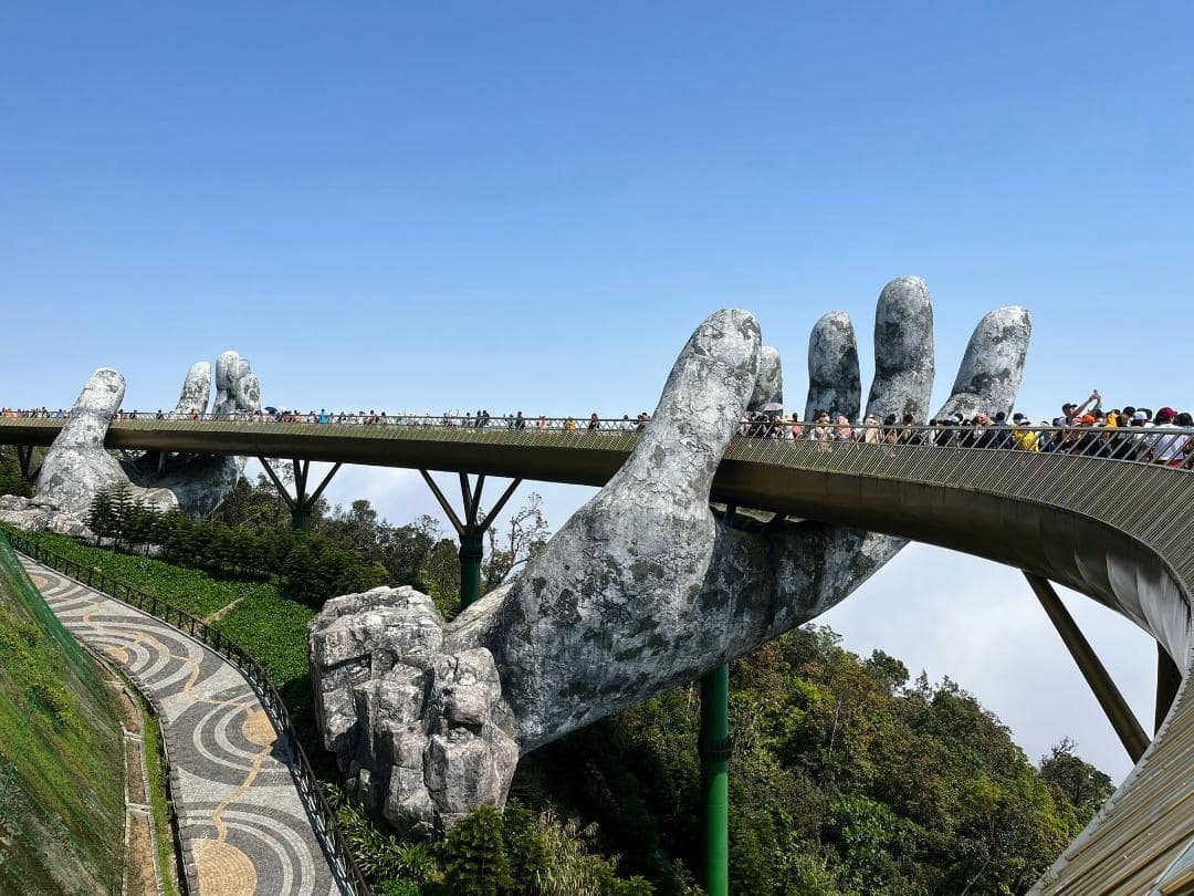 Most, ktorý držia dve gigantické kamenné ruky.