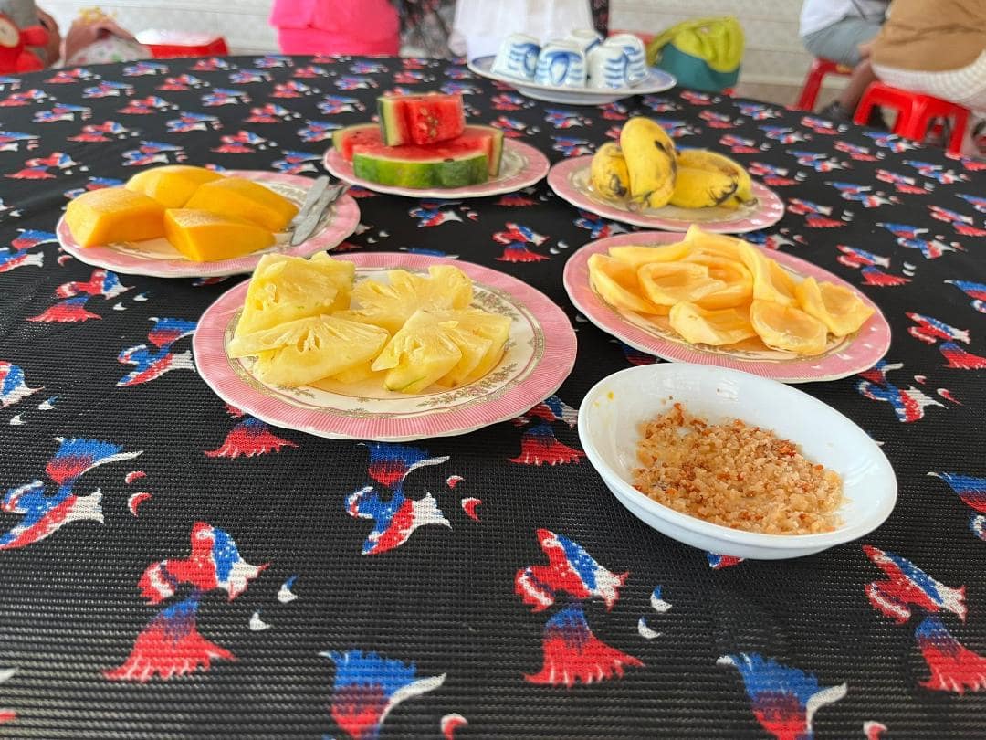 Na tanieroch je ananás, banán, mango, melón a jackfruit.