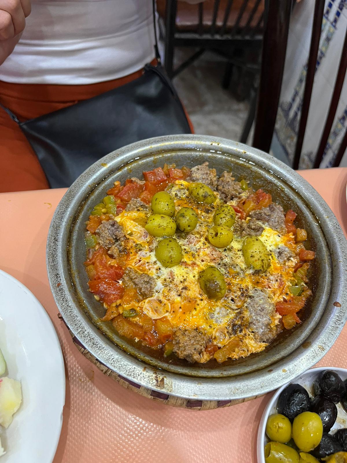 Tradičné marocké jedlo Tajine s mletým mäsom a olivami.