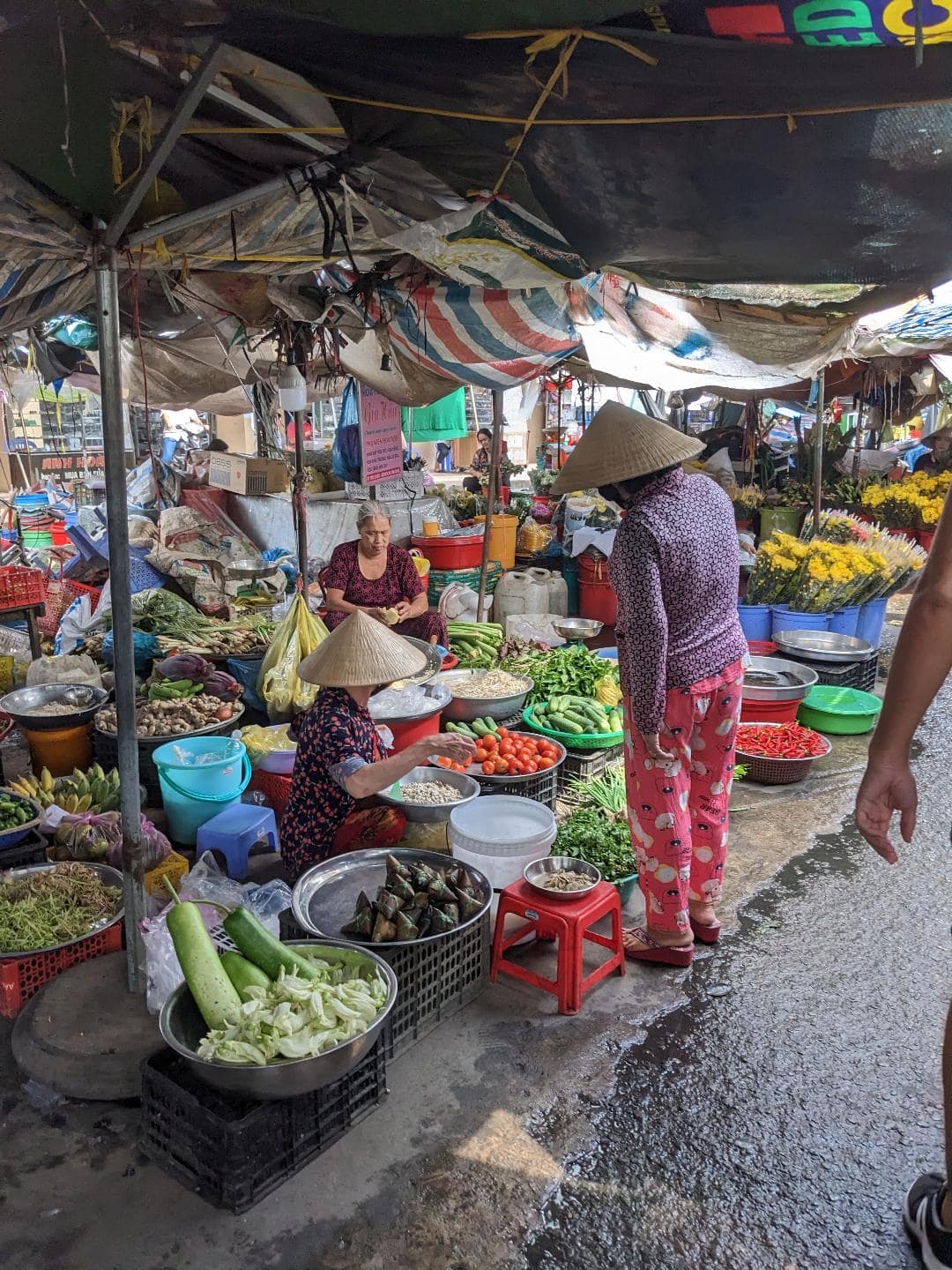 Vietnamci predávajúci zeleninu na Mekong River Delta.