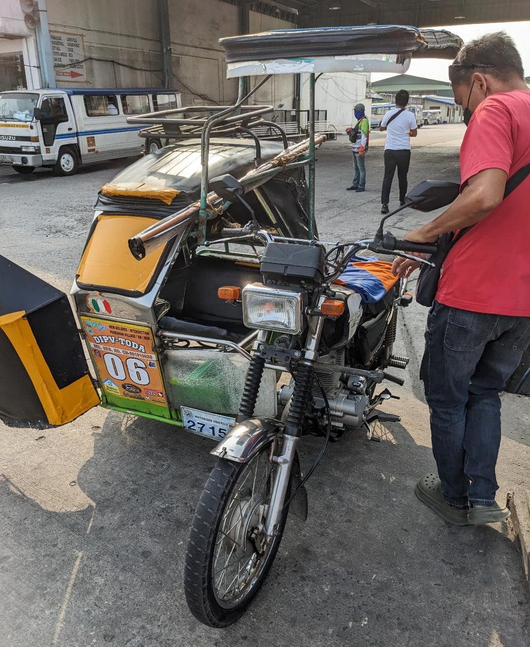 Filipínsky dopravný prostriedok tricycle. Je to skúter s vozíkom, do ktorého si nasadnú ľudia.