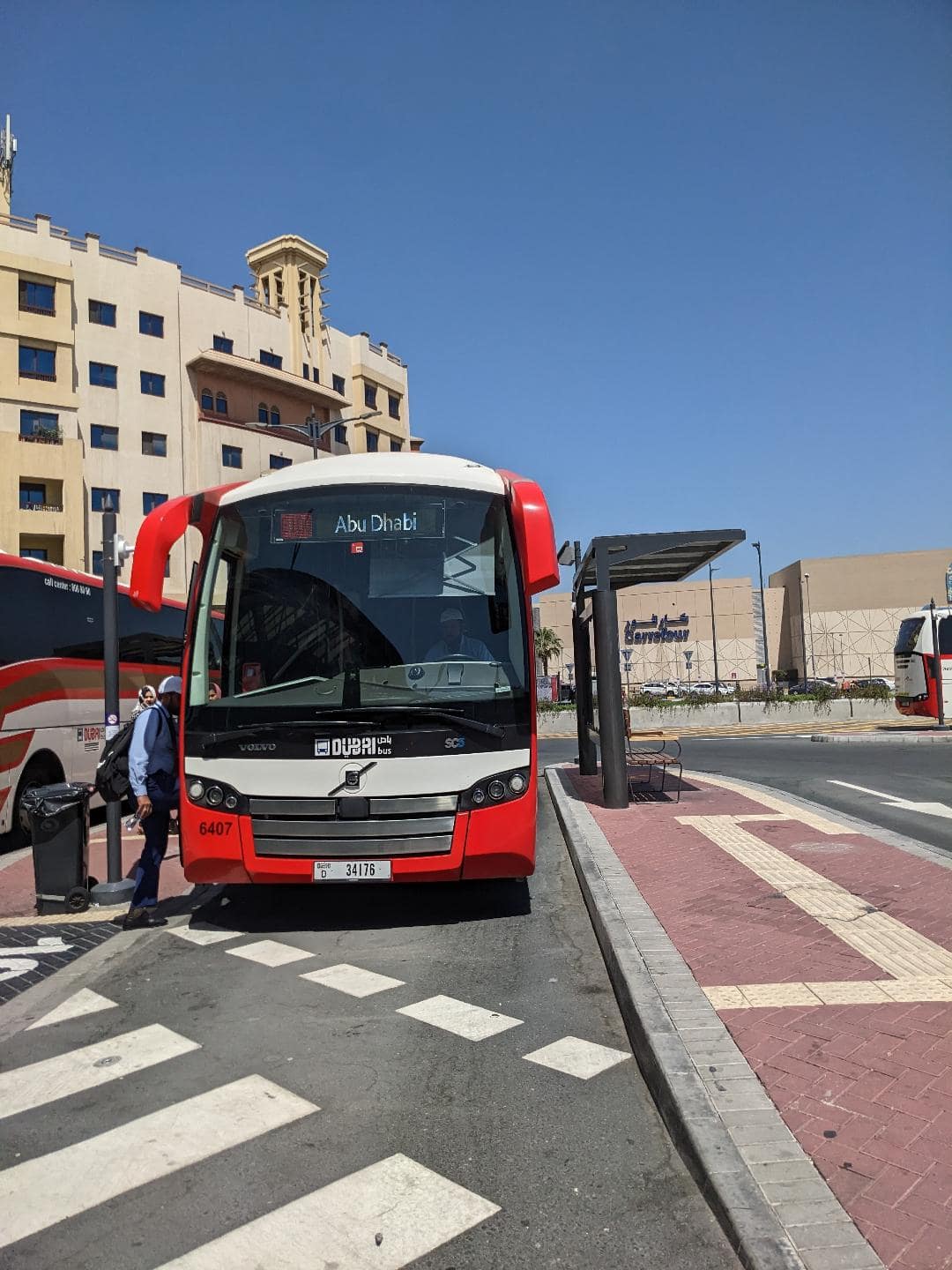 Červený autobus, ktorý jazdí z Dubaja do Abu Dhabi.