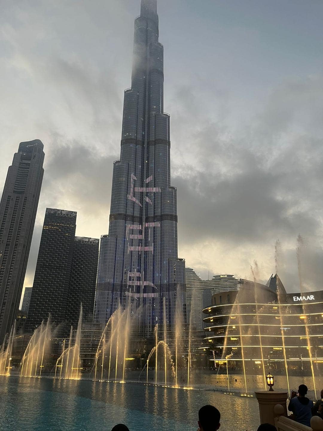 Fontánová šou v Dubaji pri západe slnka.