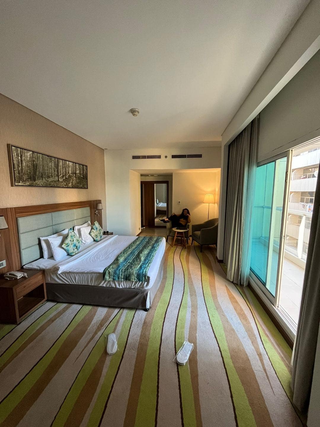 Hotelová izba v Dubaji. Na fotke je priestranná izba, veľká posteľ a terasa.