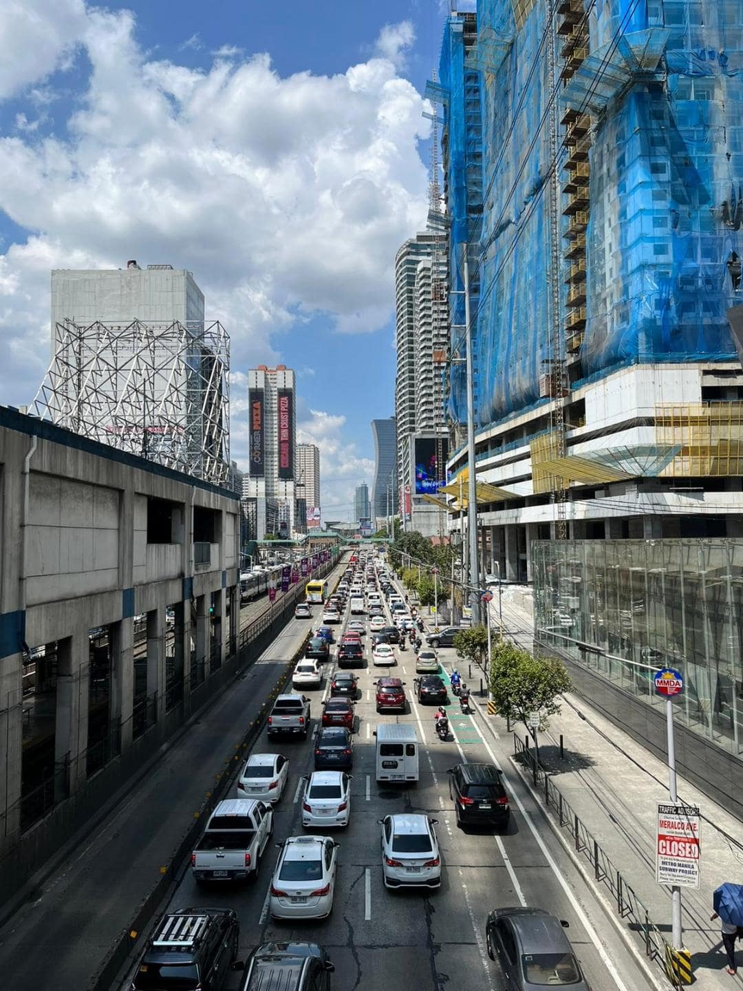 Kolóny áut v Manile.