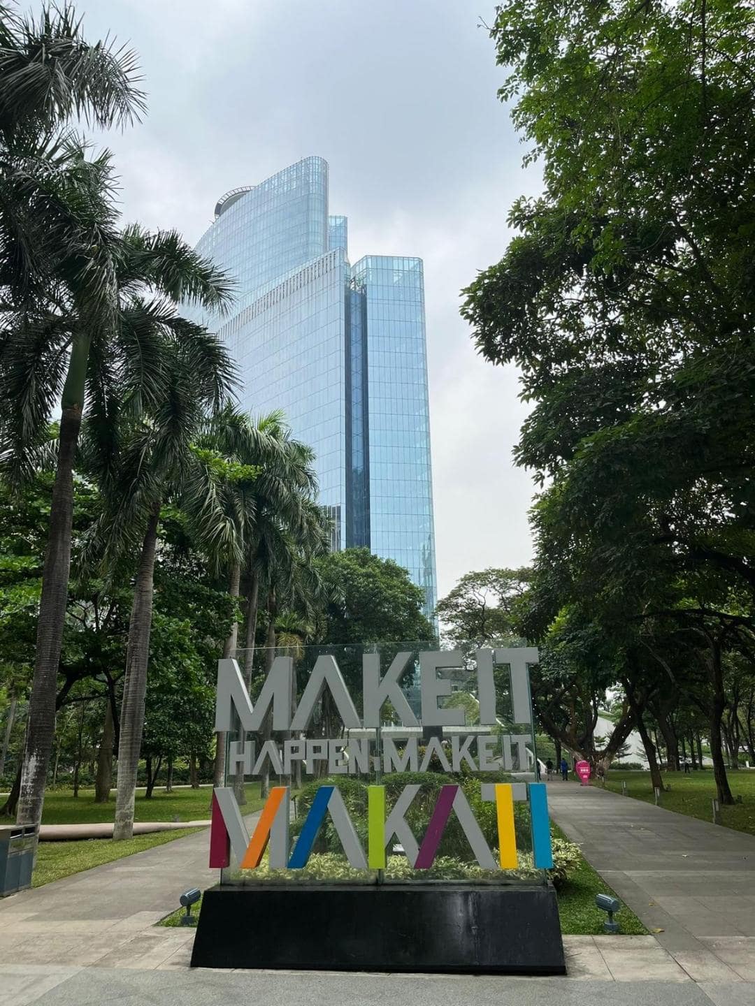 Nápis Makati v Manile.