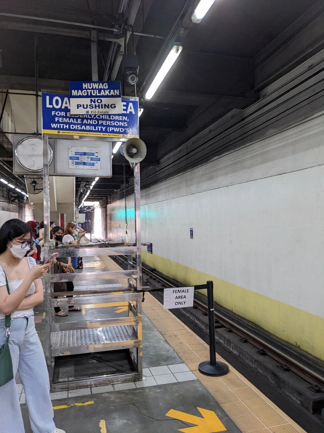 Metrová stanica v Manile. Na obrázku je vidno vyhradenú časť pre ženy, deti a ľudí s postihnutím.