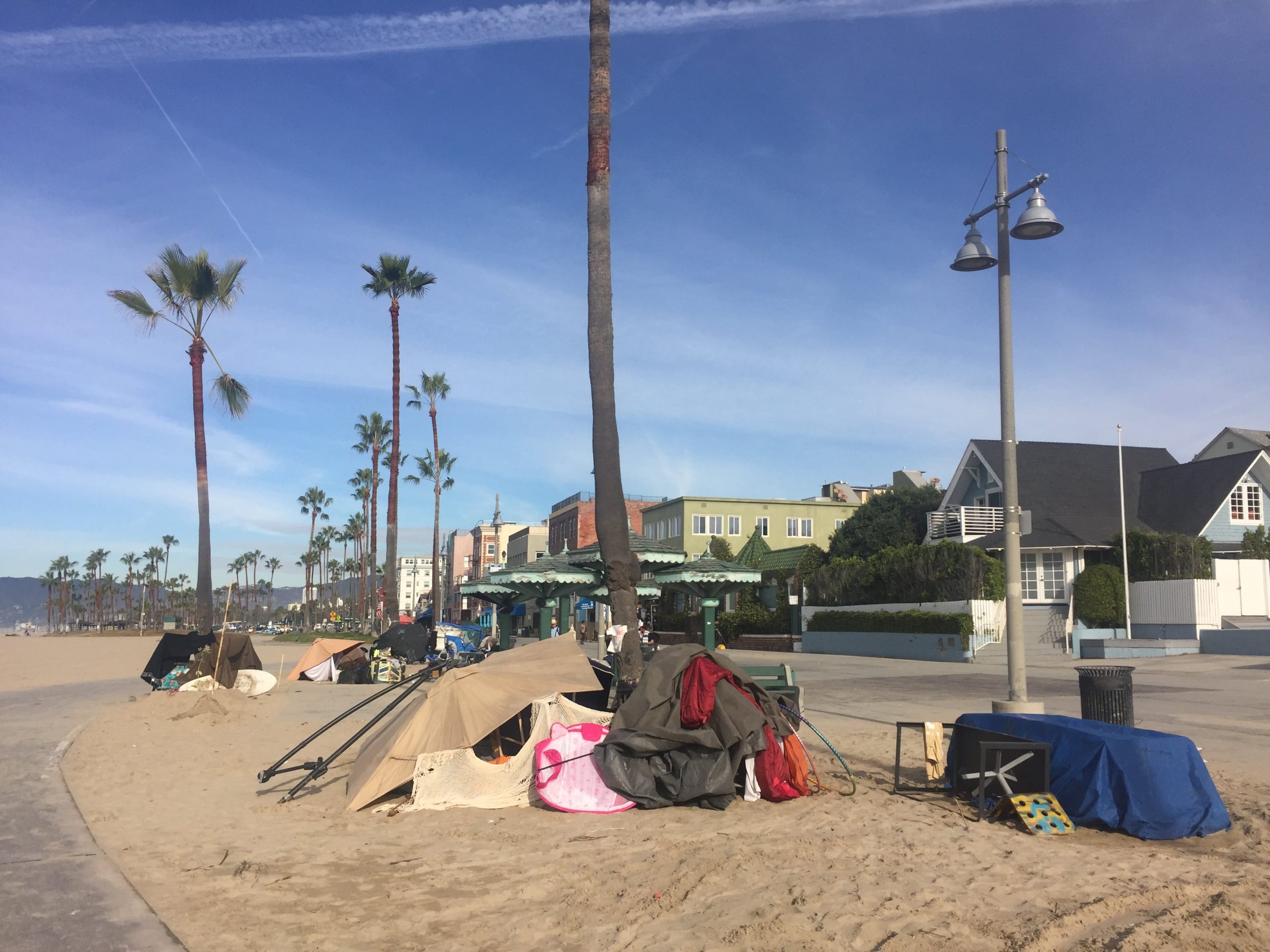 Bezdomovci kempujúci na Venice Beach.