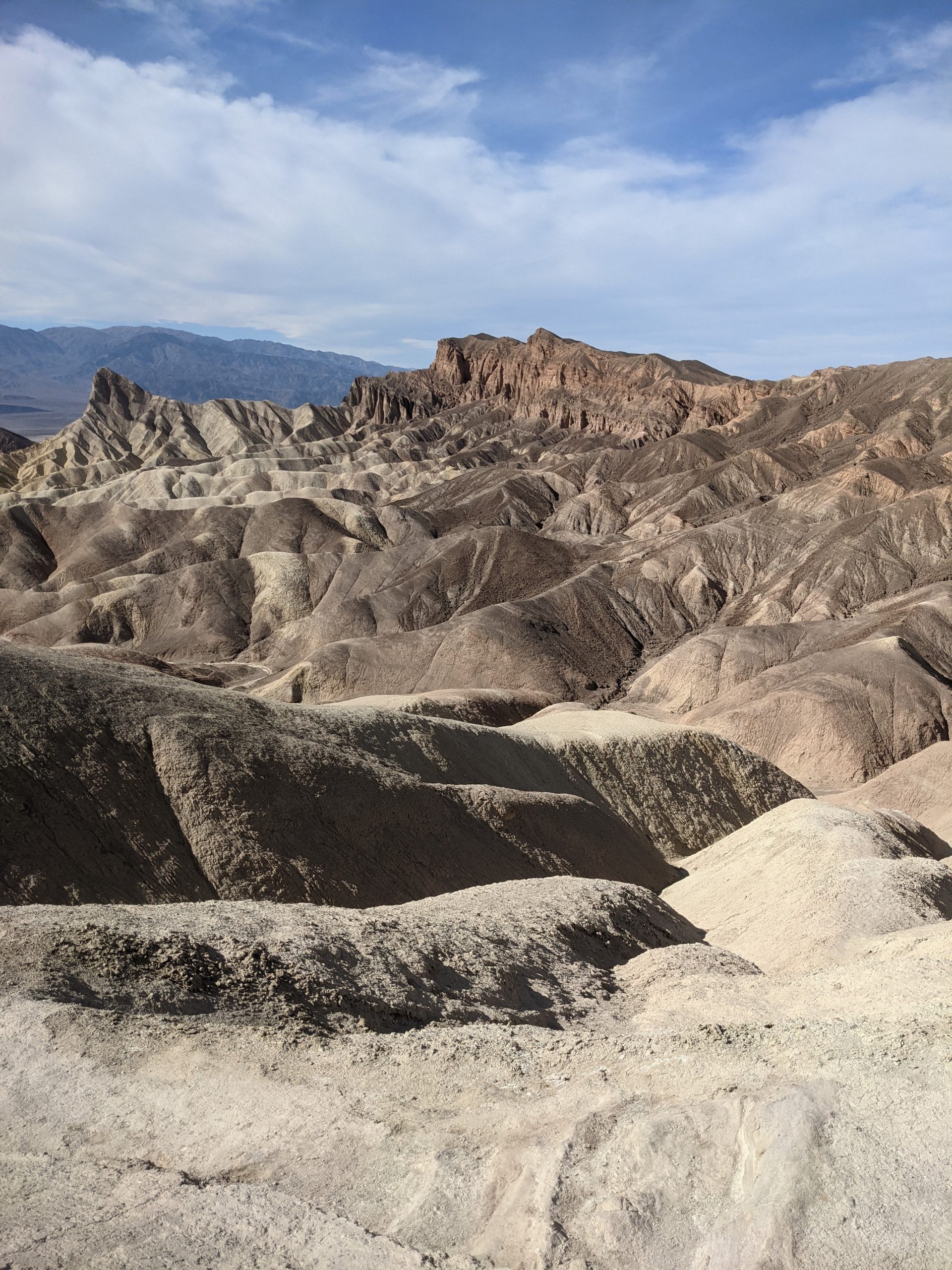 Údolie smrti, v ktorom sú kamenisto-pieskové duny.