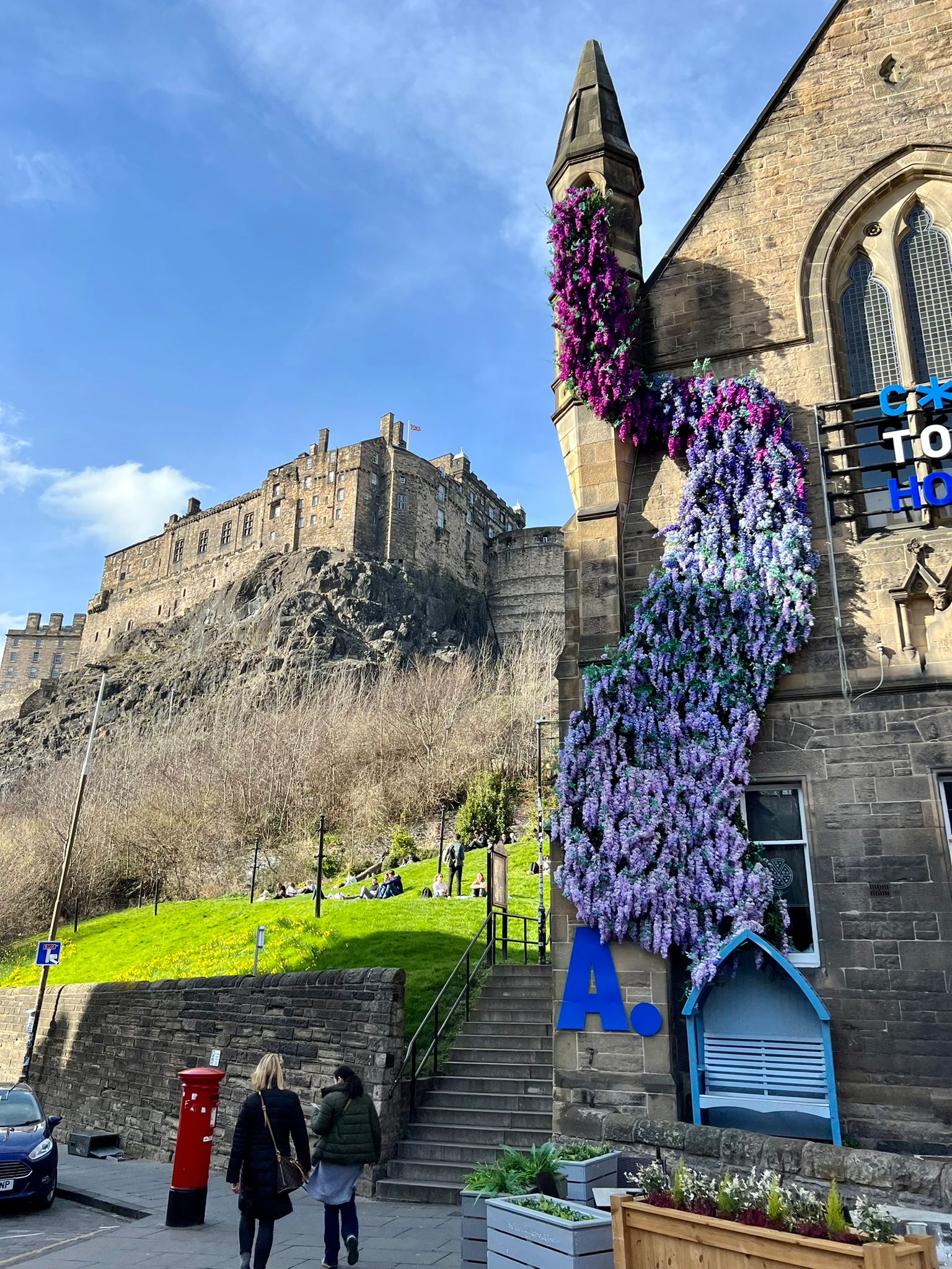 Krásny farebný kvetinový porast a v pozadí je Edinburghský hrad.