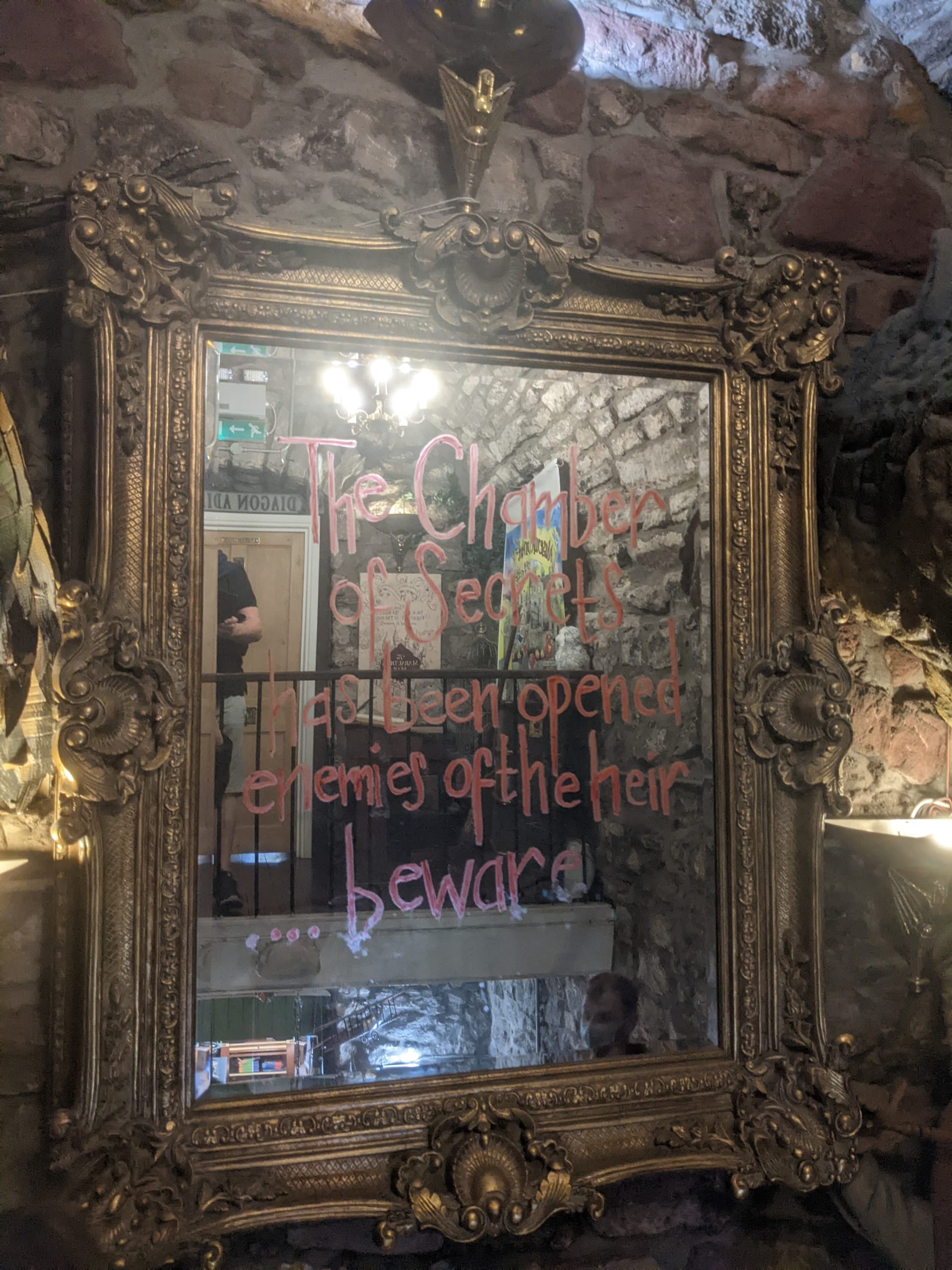 Zrkadlo s nápisom z Harryho Pottera a Tajomnej Komnaty.